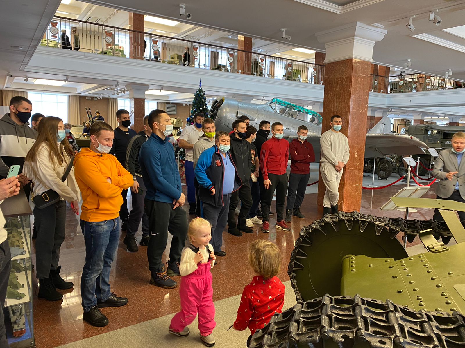 Самбисты УГМК посетили Музей военной техники в Верхней Пышме