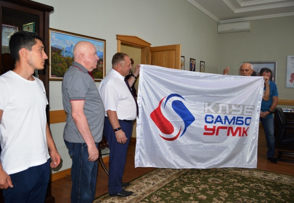 Флаг Клуба самбо УГМК к восхождению готов